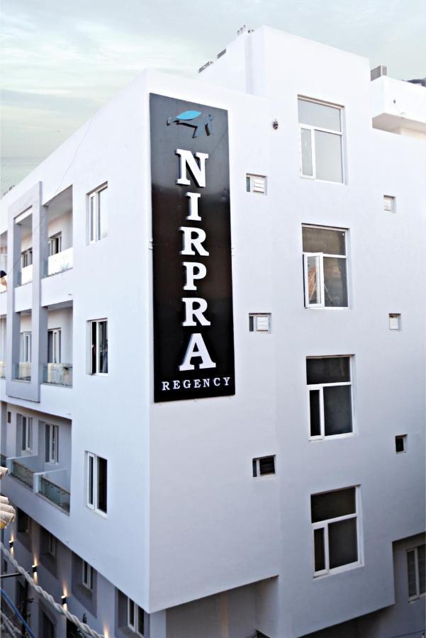 Отель Nirpra Regency Нью-Дели Экстерьер фото