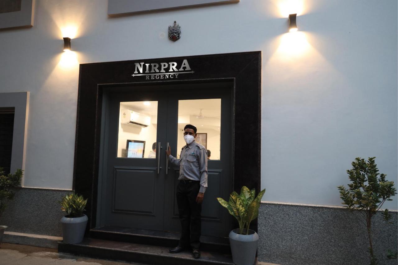 Отель Nirpra Regency Нью-Дели Экстерьер фото